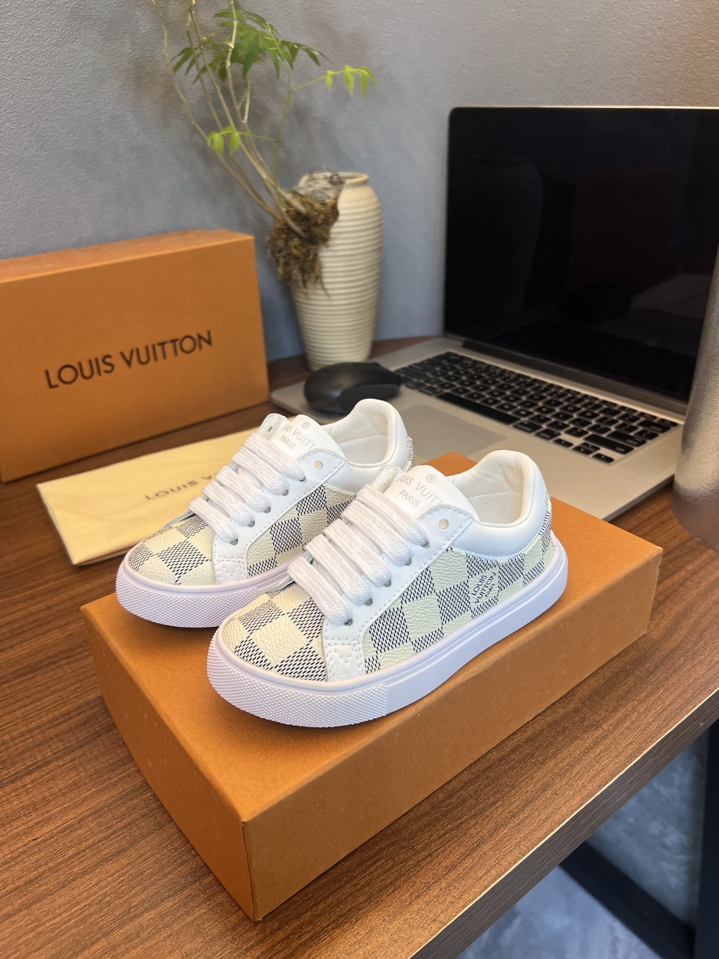 Children's shoes child